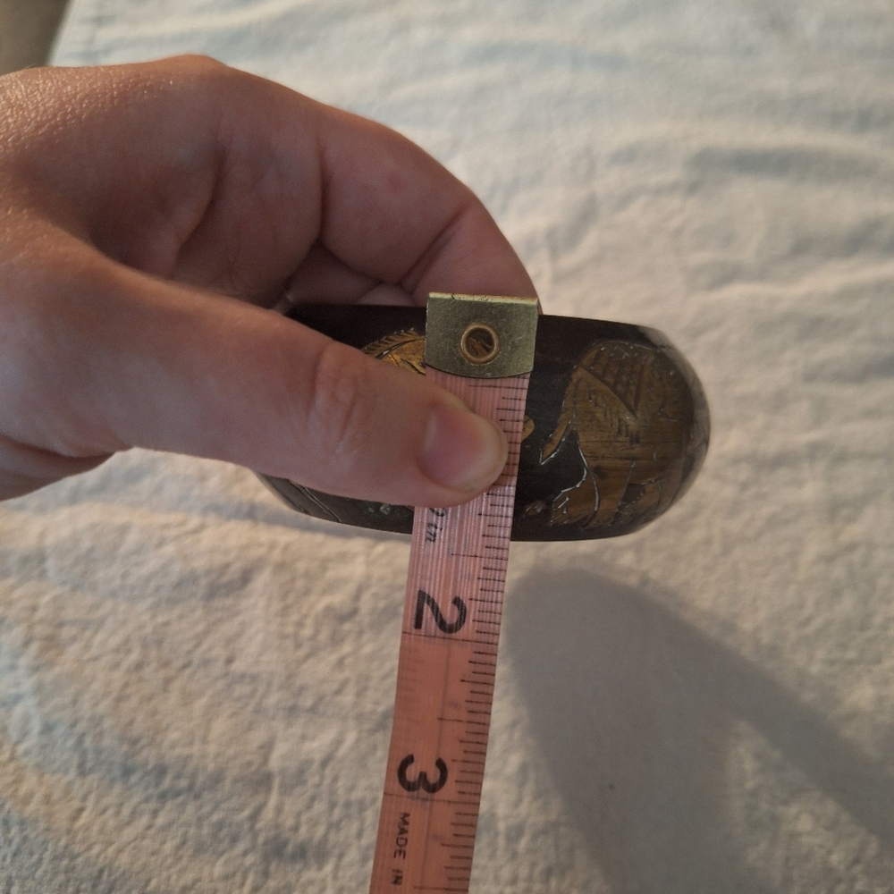Brass etched animals bangle - Picture 5 of 5